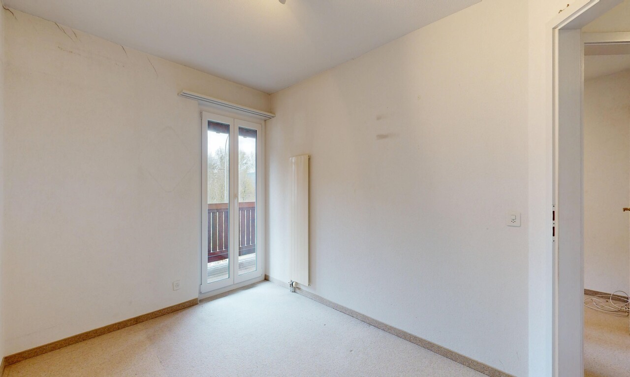 leerer raum mit gipskartonwand, drywall, teppich, carpet, und natürliches licht