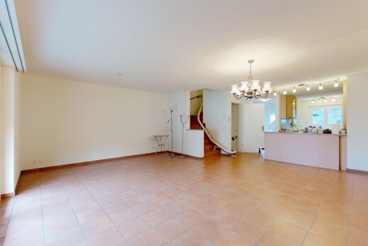 pièce vide avec lustre remarquable, cloison sèche, drywall, inside property, et light floor