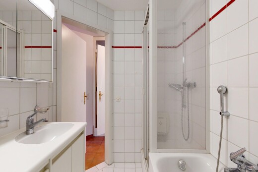 bad mit fliesenwand, tile wall, spiegel, schminktisch, und light floor