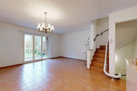 pièce vide avec escaliers, inside property, light floor, drywall, et cloison sèche