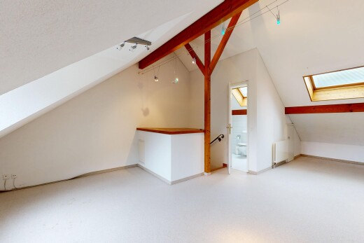 pièce vide avec puits de lumière, plafond voûté, vaulted ceiling, éclairage sur rail, et track lighting