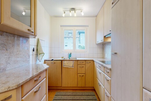 küche mit light countertops, küchenrückwand beim herd, küchenrückwand beim Herd, light floor, und hellbraune schränke