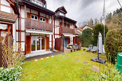 außenansicht mit balkon, dachgaube, terrasse, rasen, und overcast