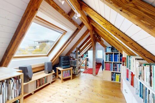 büro mit inside property, wood finish floor, holzfußboden, natural light, und natürliches licht