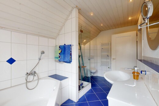 bad mit handtuchwärmer, tile wall, fliesenwand, komplettes badezimmer, und bad