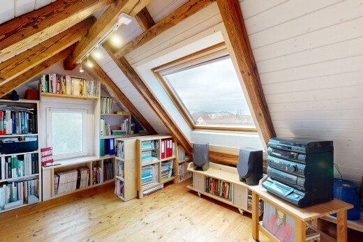 büro mit inside property, natural light, natürliches licht, wood finish floor, und holzfußboden