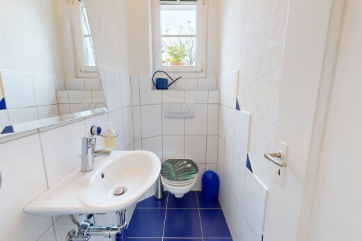 bad mit tile wall, fliesenwand, inside property, spiegel, und natural light