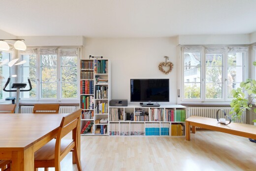 wohn- / esszimmer mit fernseher, inside property, natural light, natürliches licht, und wood finish floor