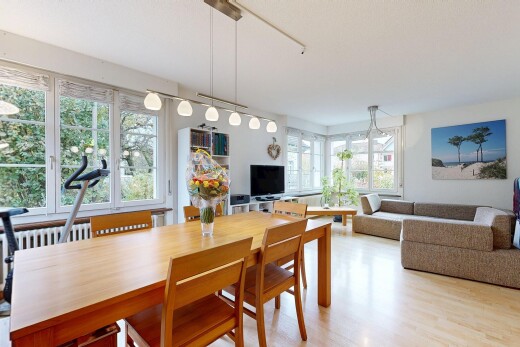 wohn- / esszimmer mit natürliches licht, natural light, fernseher, inside property, und holzfußboden