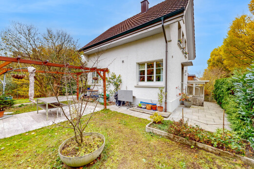 außenansicht mit terrasse, stuckverkleidung, property visible, schornstein, und day time