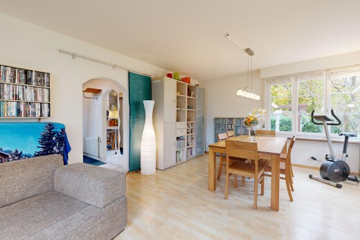 wohn- / esszimmer mit gewölbte gehwege, wood finish floor, holzfußboden, inside property, und natural light