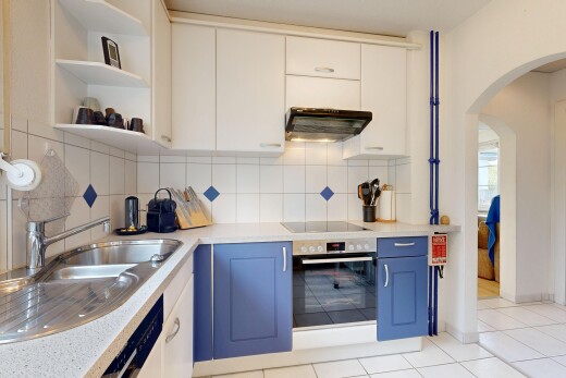 küche mit gewölbte gehwege, offene regale, ofen, weiße schränke, und dunstabzugshaube