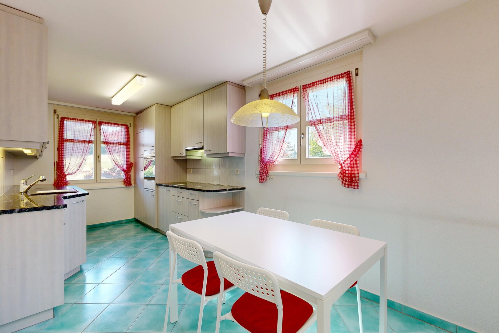 küche mit dark countertops, natürliches licht, natural light, gipskartonwand, und drywall