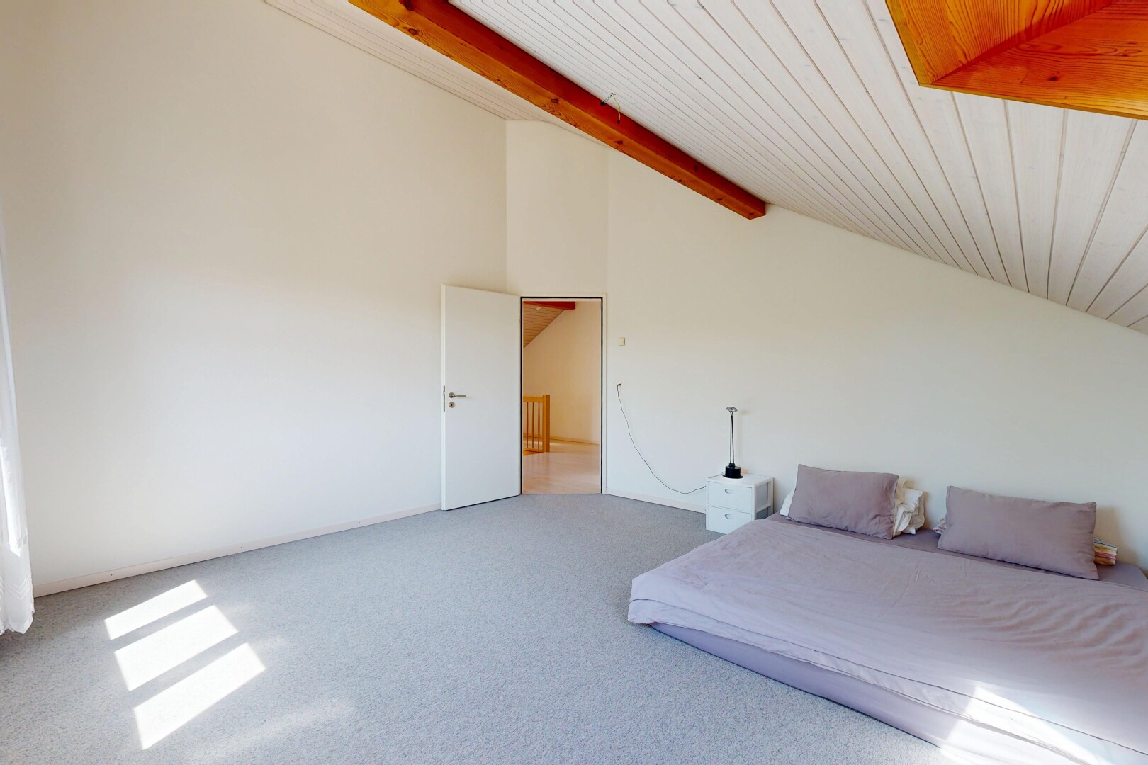 zimmer / schlafzimmer mit dachschräge, vaulted ceiling, teppich, carpet, und holzdecke