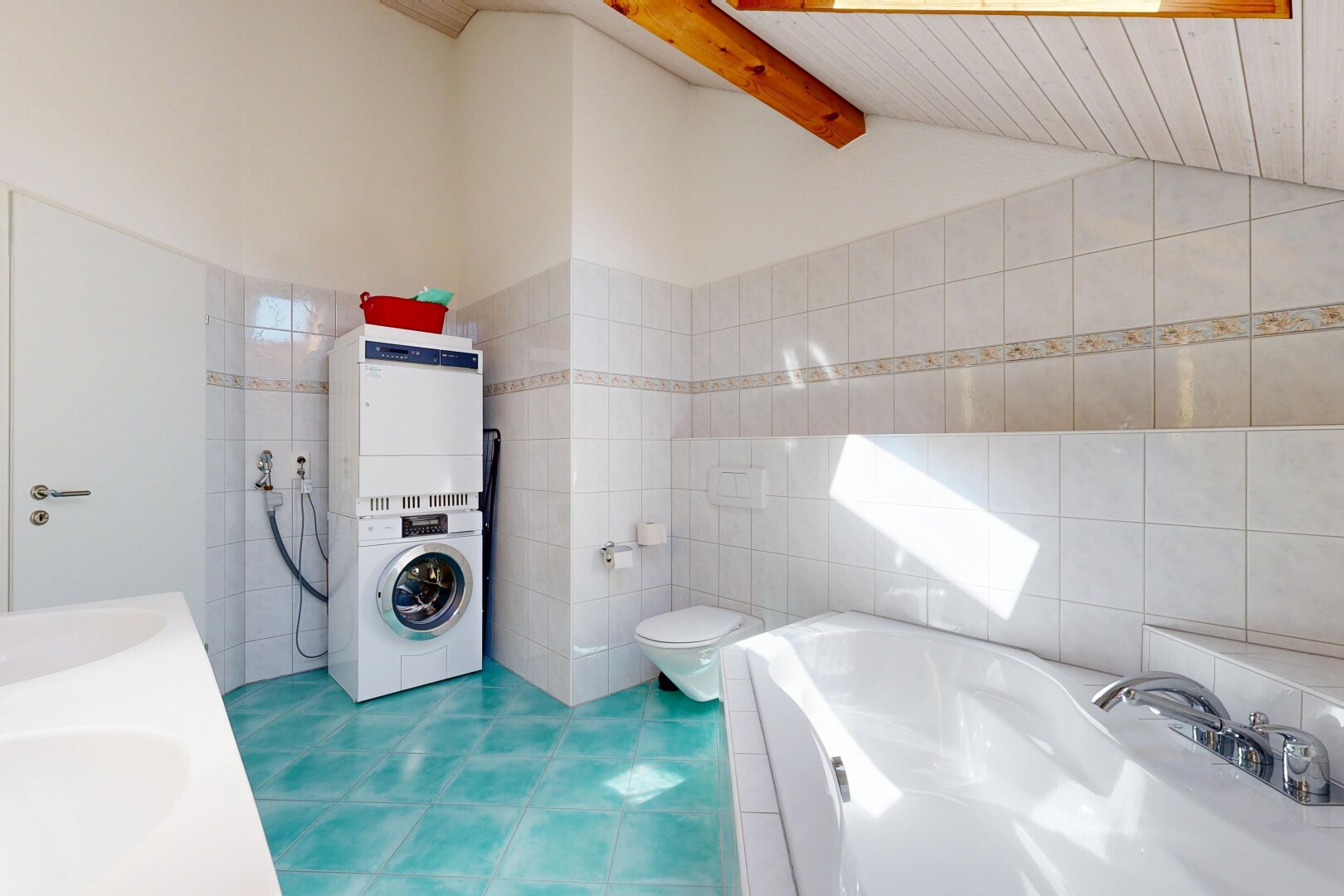bad mit bad, komplettes badezimmer, inside property, doppelwaschtisch, und fliesenwand
