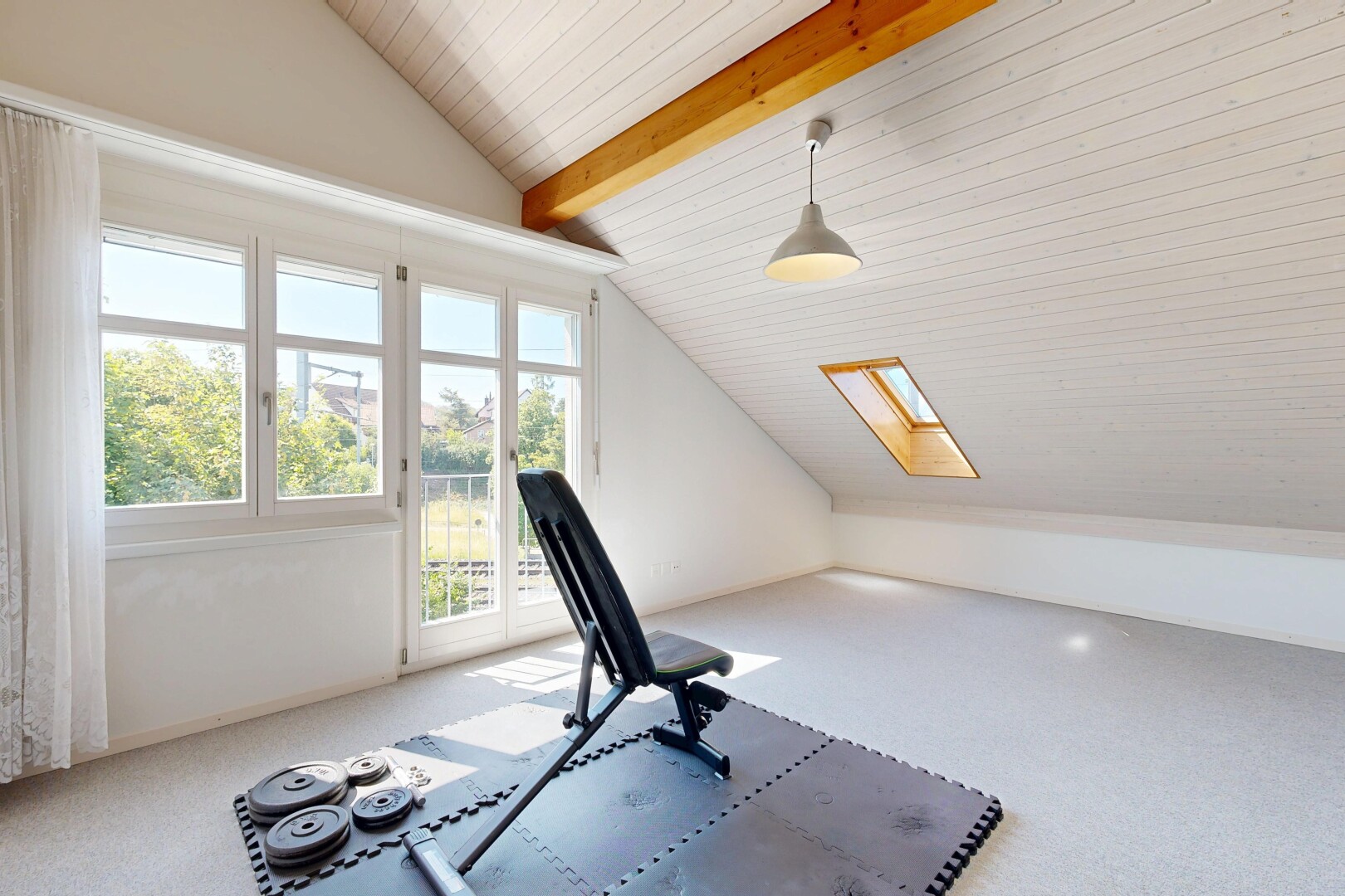 büro mit dachschräge, vaulted ceiling, day time, gipskartonwand, und drywall