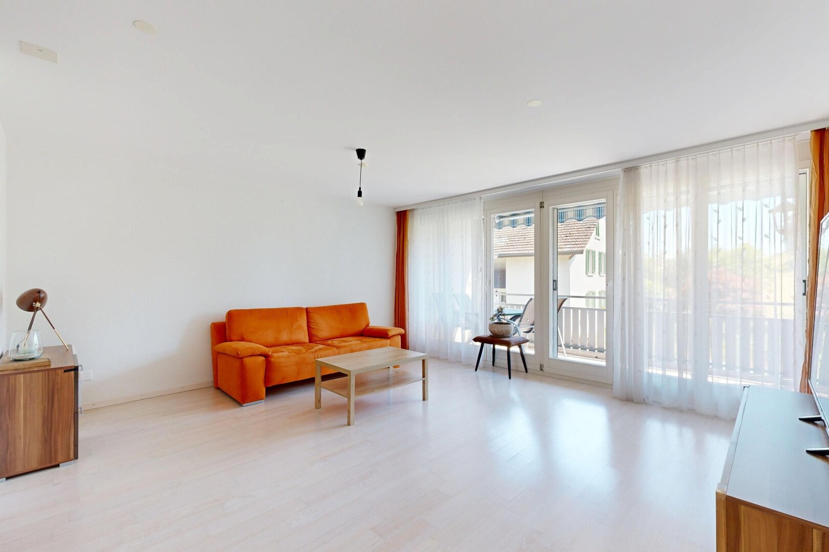 wohnzimmer mit natürliches licht, natural light, holzfußboden, wood finish floor, und inside property