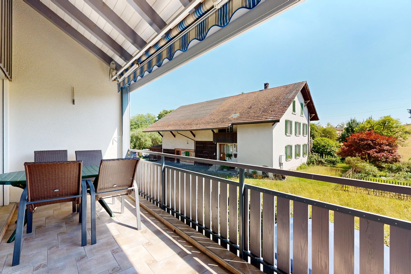 balkon mit from property, balkon, essbereich im freien, und day time