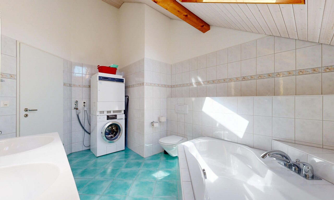 bad mit bad, komplettes badezimmer, inside property, doppelwaschtisch, und fliesenwand