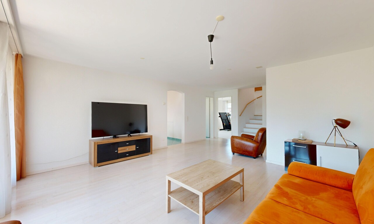 wohnzimmer mit gipskartonwand, drywall, treppen, fernseher, und holzfußboden