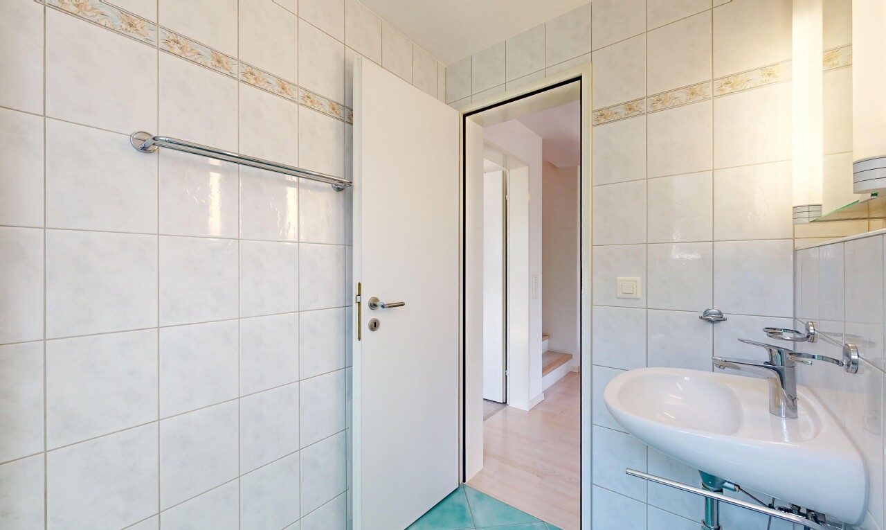 bad mit fliesenwand, tile wall, spiegel, inside property, und waschbecken