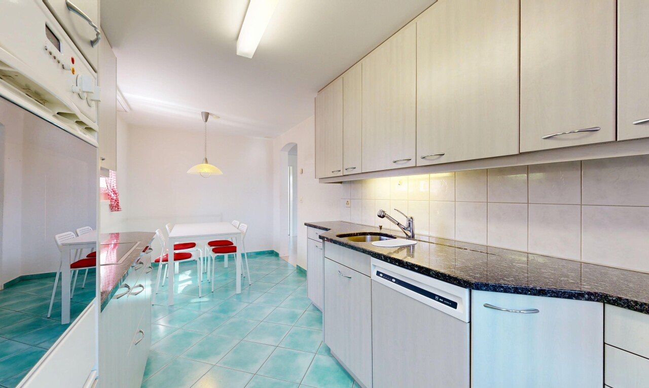 küche mit dark countertops, inside property, geschirrspülmaschine, pendelleuchte, und pendant lighting