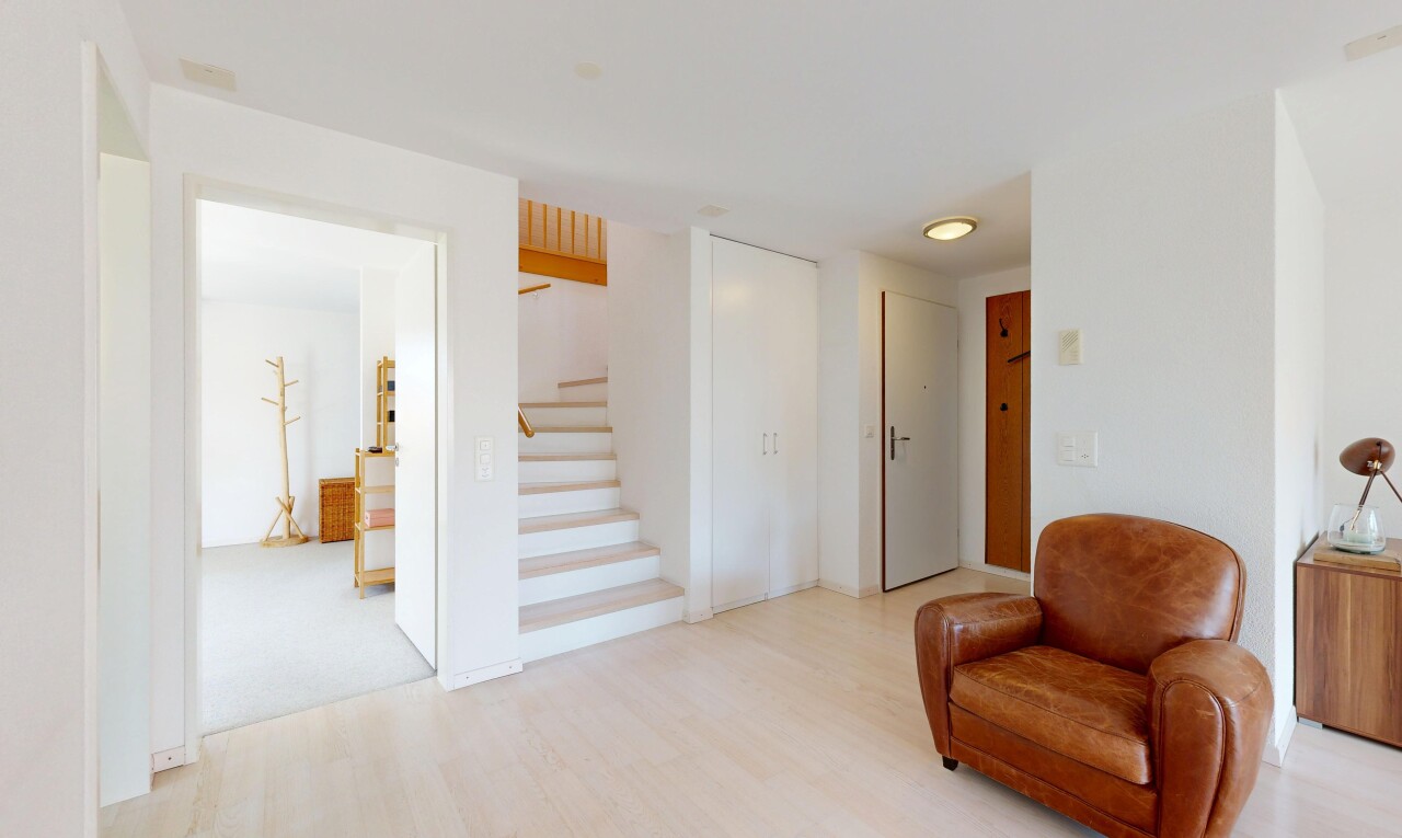 wohnzimmer mit treppen, inside property, holzfußboden, wood finish floor, und gipskartonwand