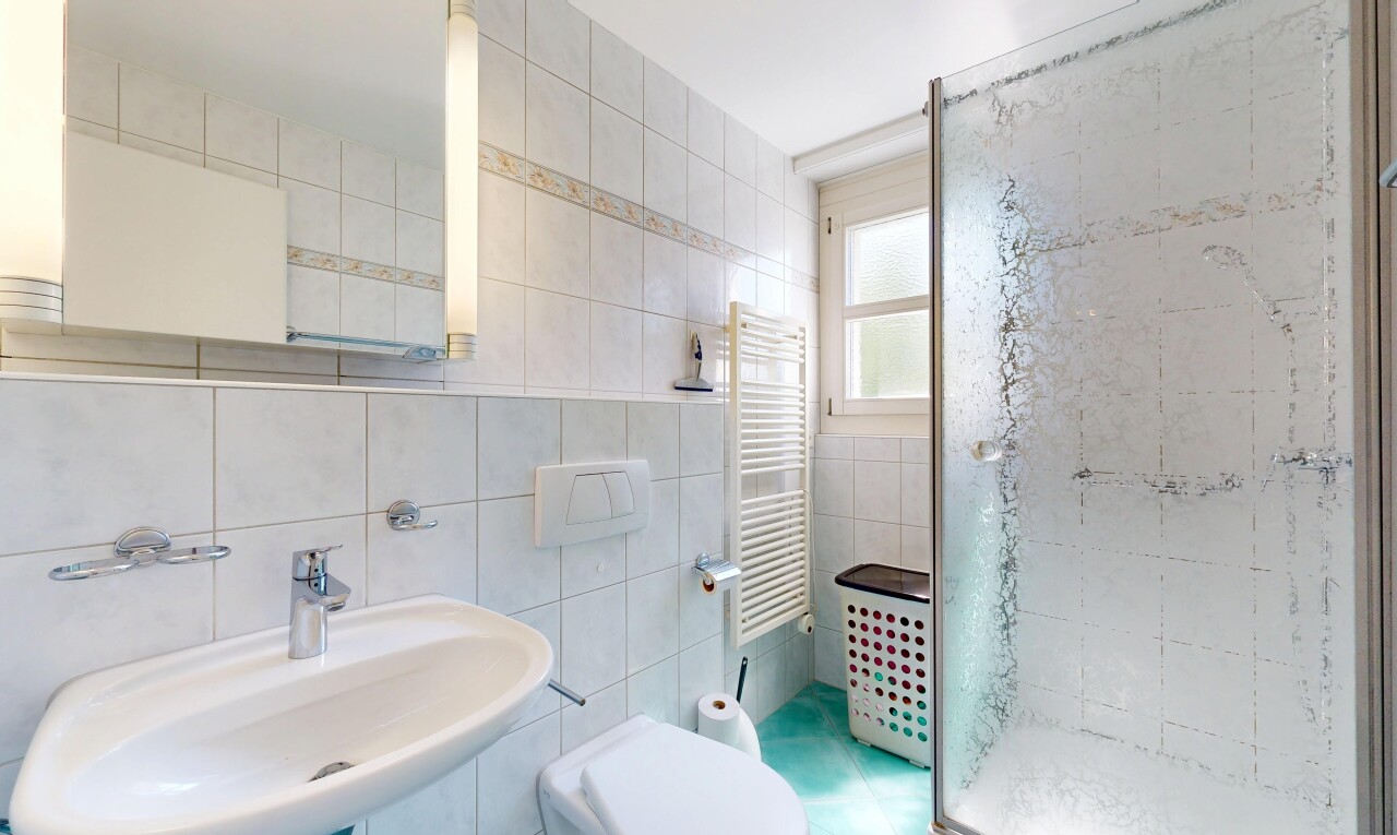 bad mit komplettes badezimmer, dusche, waschbecken, spiegel, und natürliches licht
