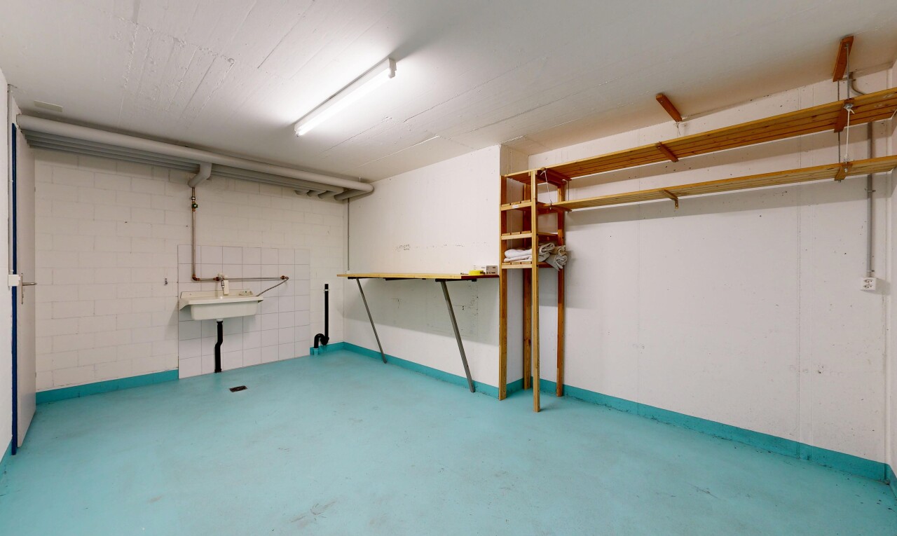 leerer raum mit betonboden, concrete floor, inside property, keller, und sockelleisten