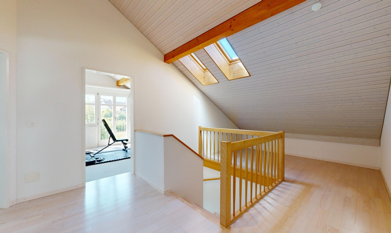treppe mit inside property, balkendecke, beamed ceiling, holzfußboden, und wood finish floor