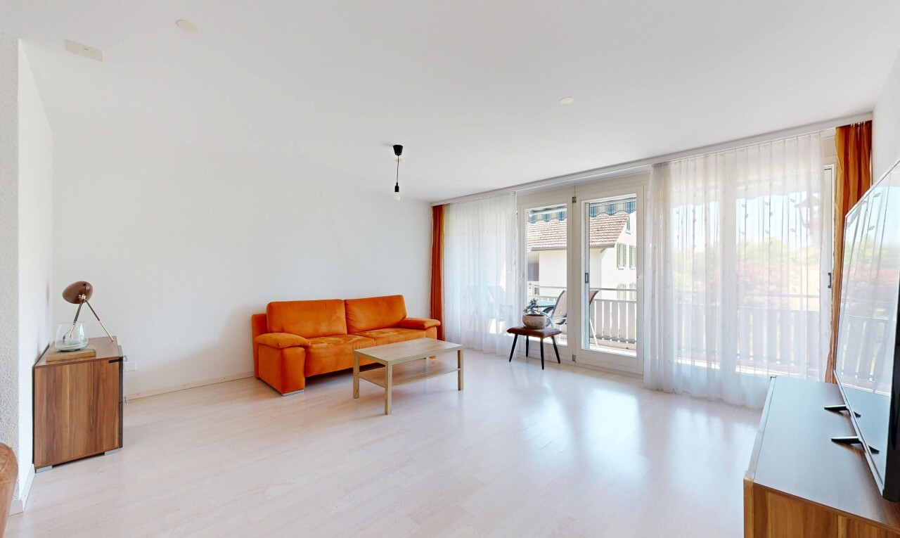 wohnzimmer mit natürliches licht, natural light, holzfußboden, wood finish floor, und inside property