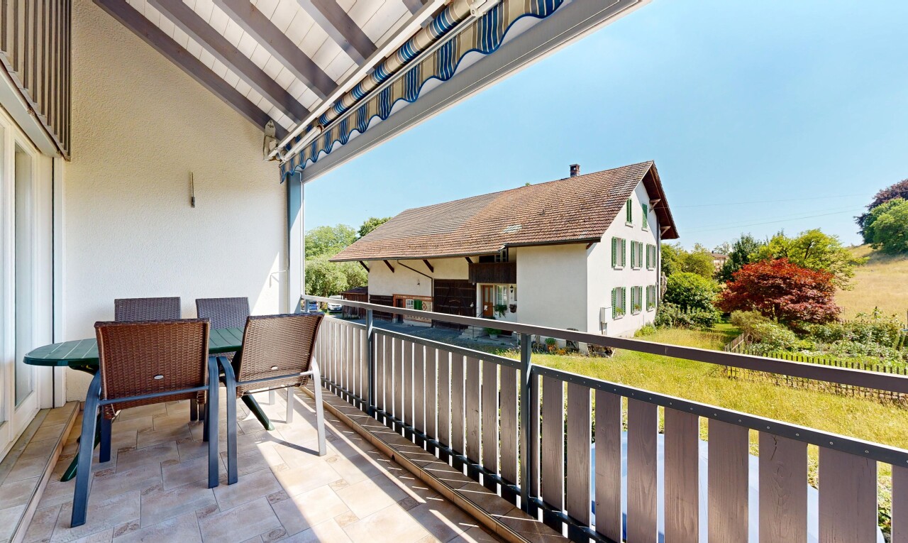 balkon mit from property, balkon, essbereich im freien, und day time