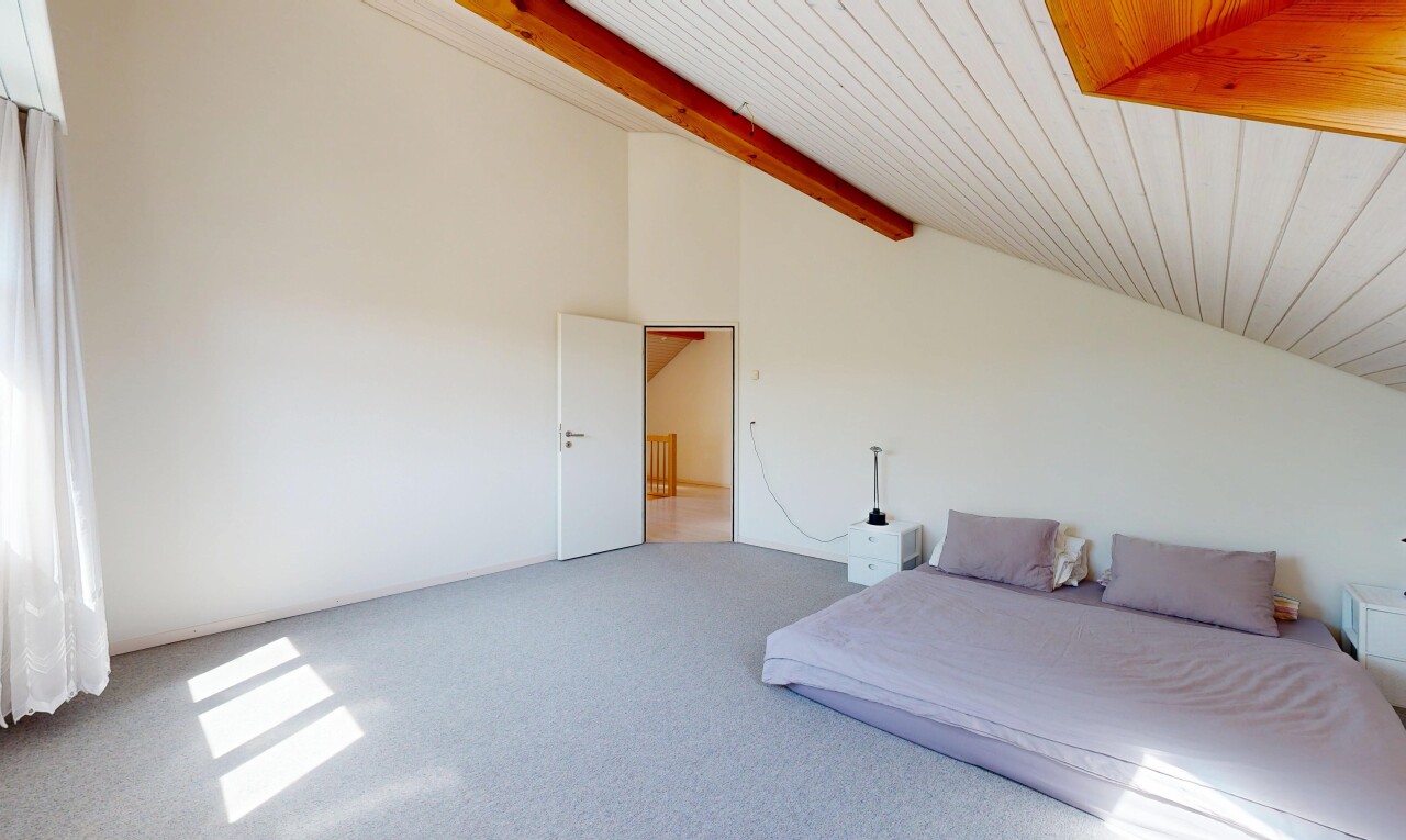 zimmer / schlafzimmer mit dachschräge, vaulted ceiling, teppich, carpet, und holzdecke