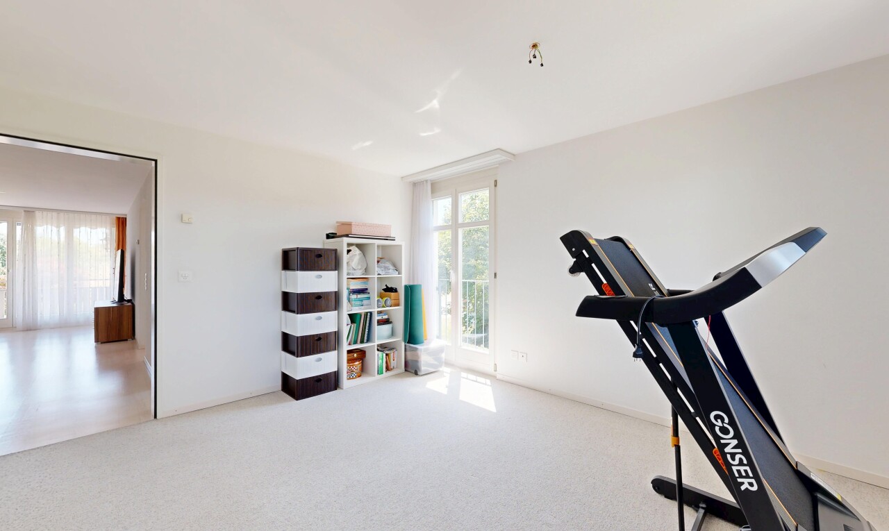 fitnessstudio mit gipskartonwand, drywall, teppich, carpet, und inside property