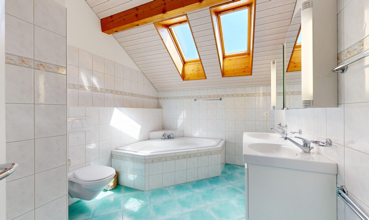 bad mit komplettes badezimmer, fliesenwand, tile wall, doppelwaschtisch, und dachschräge