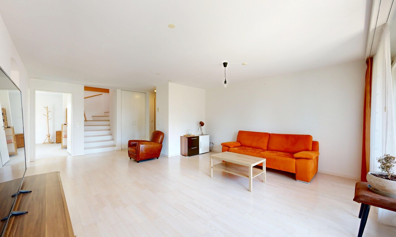 wohnzimmer mit treppen, inside property, gipskartonwand, drywall, und holzfußboden