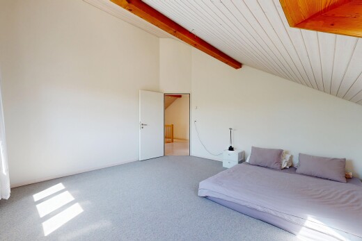 zimmer / schlafzimmer mit dachschräge, vaulted ceiling, teppich, carpet, und holzdecke