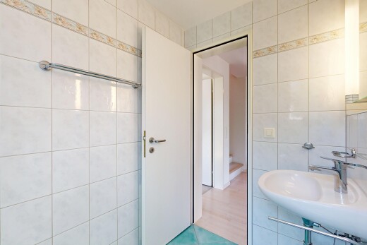 bad mit fliesenwand, tile wall, spiegel, inside property, und waschbecken