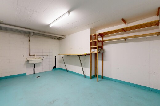 leerer raum mit betonboden, concrete floor, inside property, keller, und sockelleisten