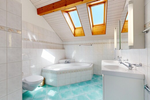 bad mit komplettes badezimmer, fliesenwand, tile wall, doppelwaschtisch, und dachschräge