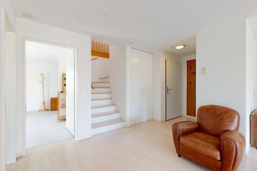 salon avec escaliers, inside property, sol en finition bois, wood finish floor, et cloison sèche