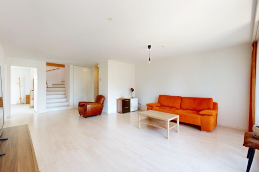 wohnzimmer mit treppen, inside property, gipskartonwand, drywall, und holzfußboden