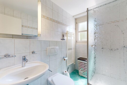 bad mit komplettes badezimmer, dusche, waschbecken, spiegel, und natürliches licht