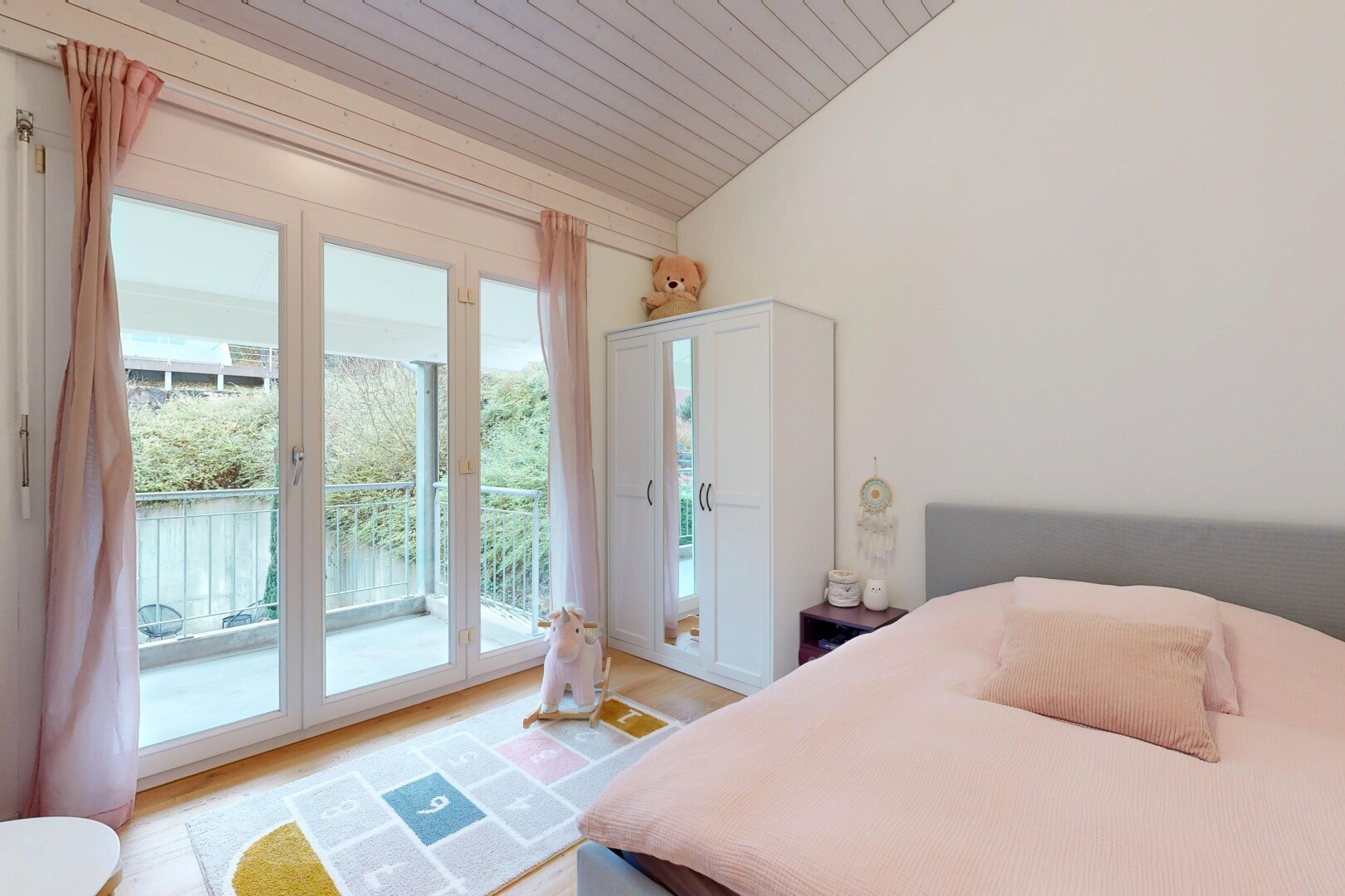 zimmer / schlafzimmer mit inside property, drywall, gipskartonwand, vaulted ceiling, und dachschräge