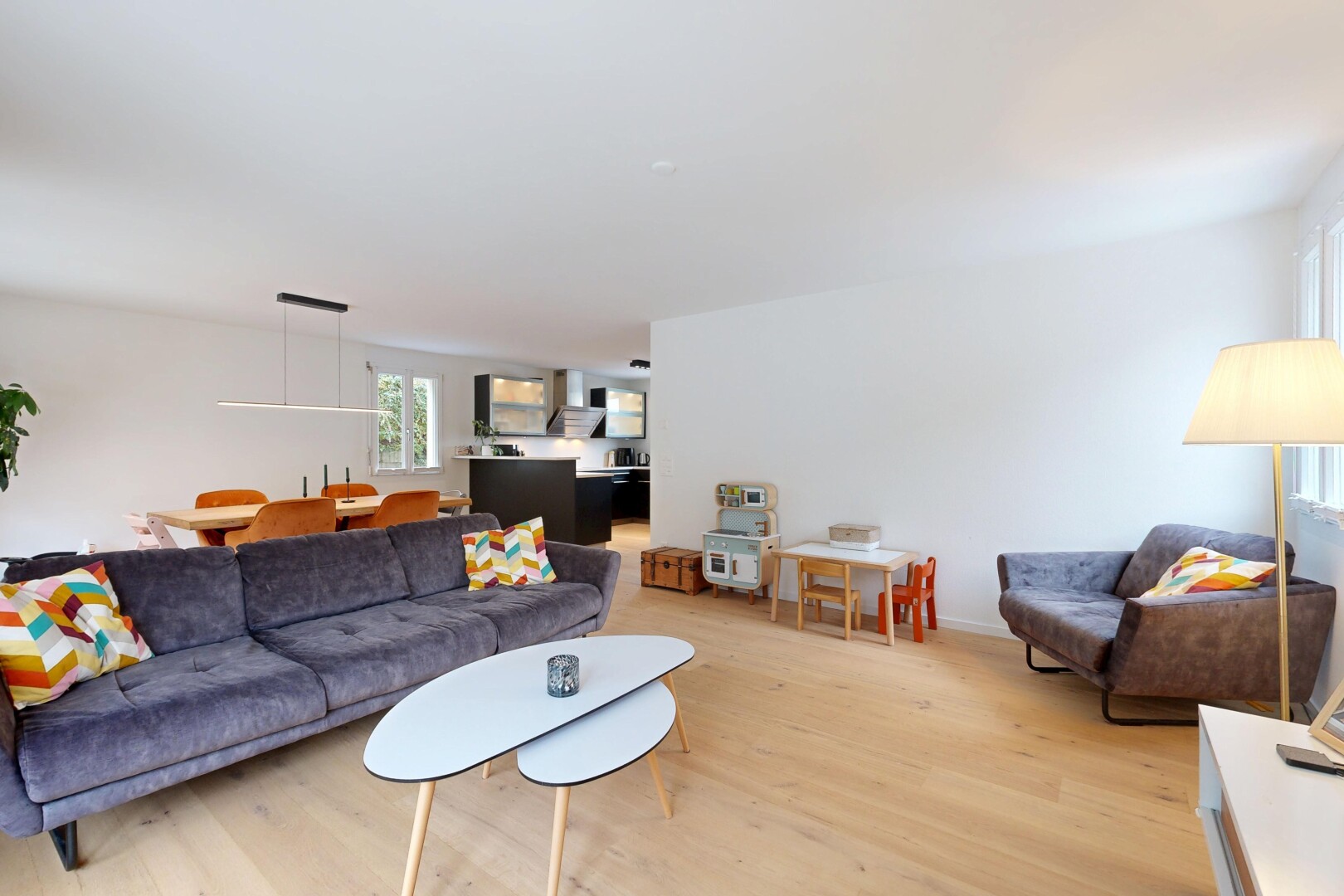 wohnzimmer mit inside property, drywall, gipskartonwand, wood finish floor, und holzfußboden