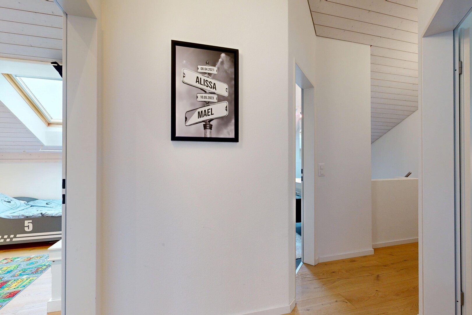 halle / korridor mit inside property, dachfenster, wood finish floor, holzfußboden, und drywall