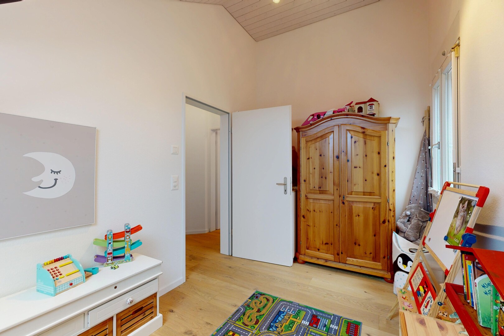 zimmer / schlafzimmer mit inside property, gipskartonwand, drywall, holzfußboden, und wood finish floor