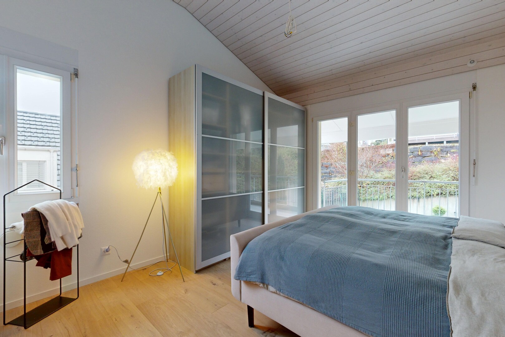 zimmer / schlafzimmer mit außenzugang, wood finish floor, holzfußboden, vaulted ceiling, und dachschräge