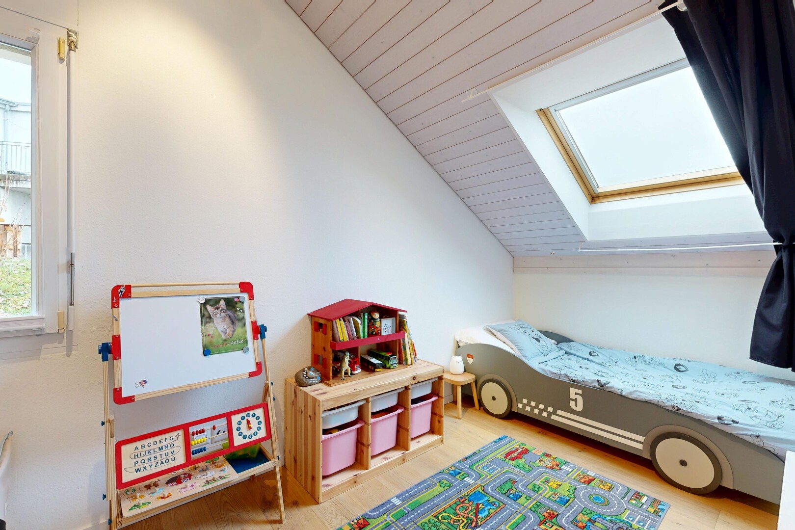 zimmer / schlafzimmer mit inside property, dachfenster, zusätzliches zimmer, wood finish floor, und holzfußboden