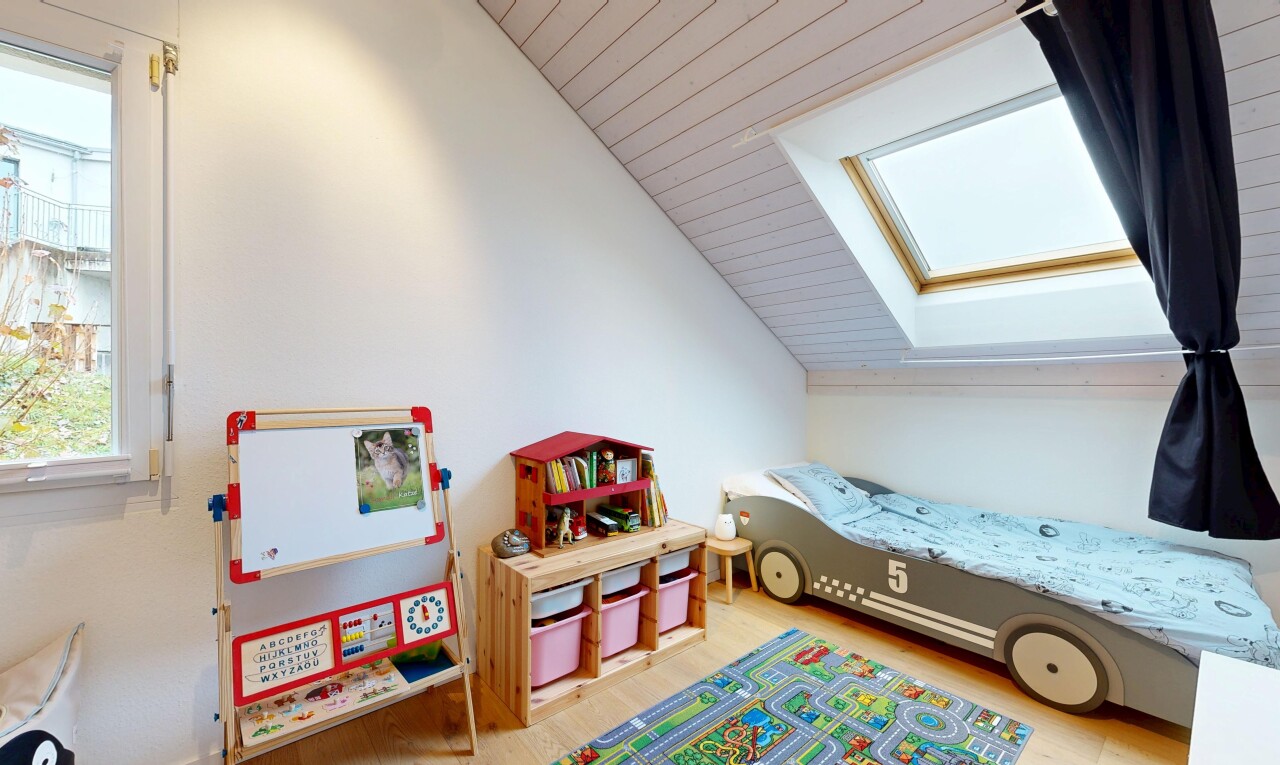 zimmer / schlafzimmer mit inside property, dachfenster, zusätzliches zimmer, wood finish floor, und holzfußboden